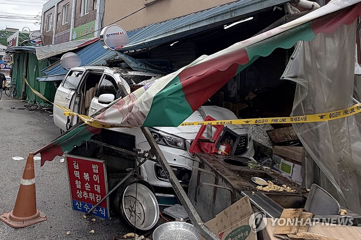 분식집 돌진한 승합차