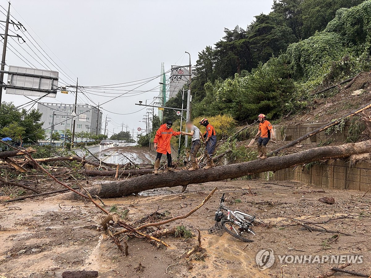 토사에 발 빠진 시민 구조하는 소방대원들