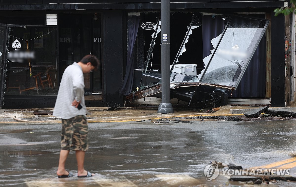 집중호우…상가 내외부 파손