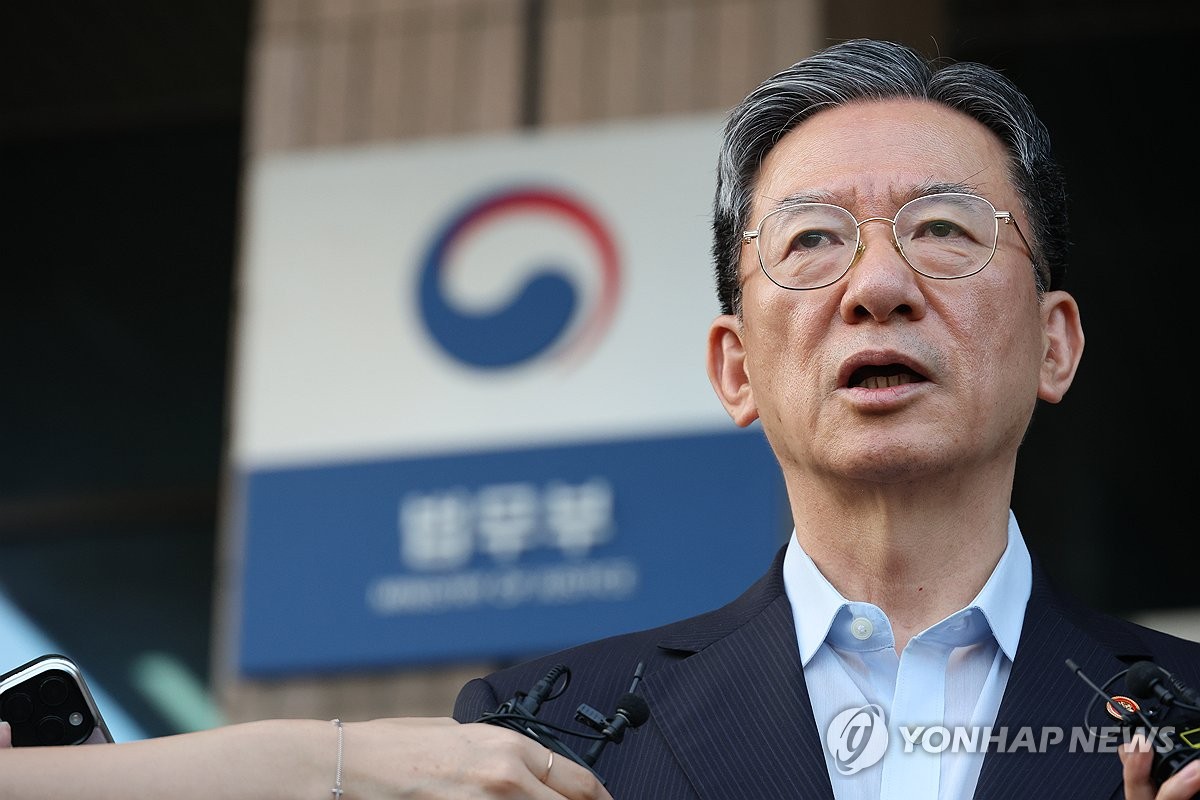 기자 질문에 답하는 정성호 장관