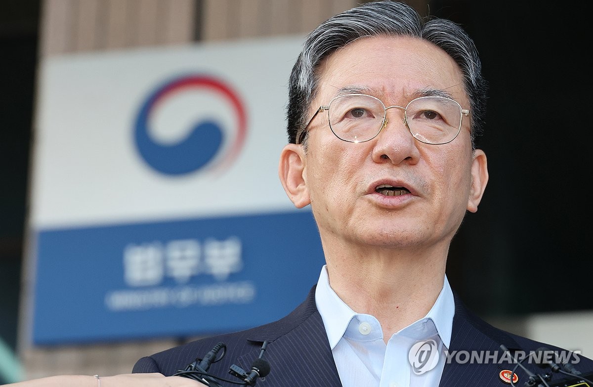 기자 질문에 답하는 정성호 장관