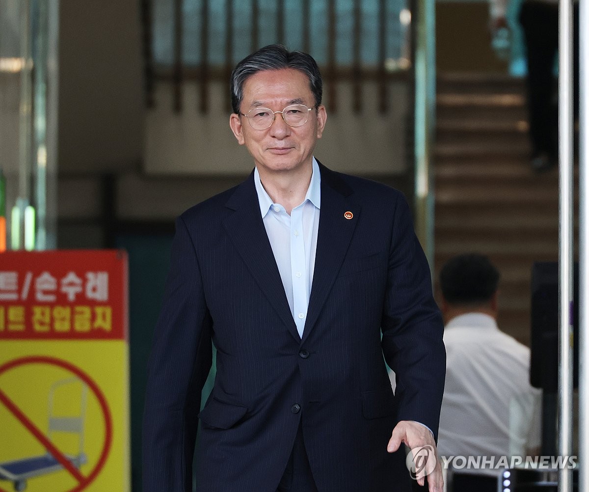 법무부 청사 나서는 정성호 장관