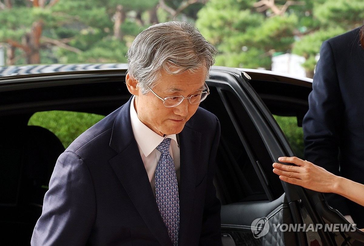 출근하는 조희대 대법원장
