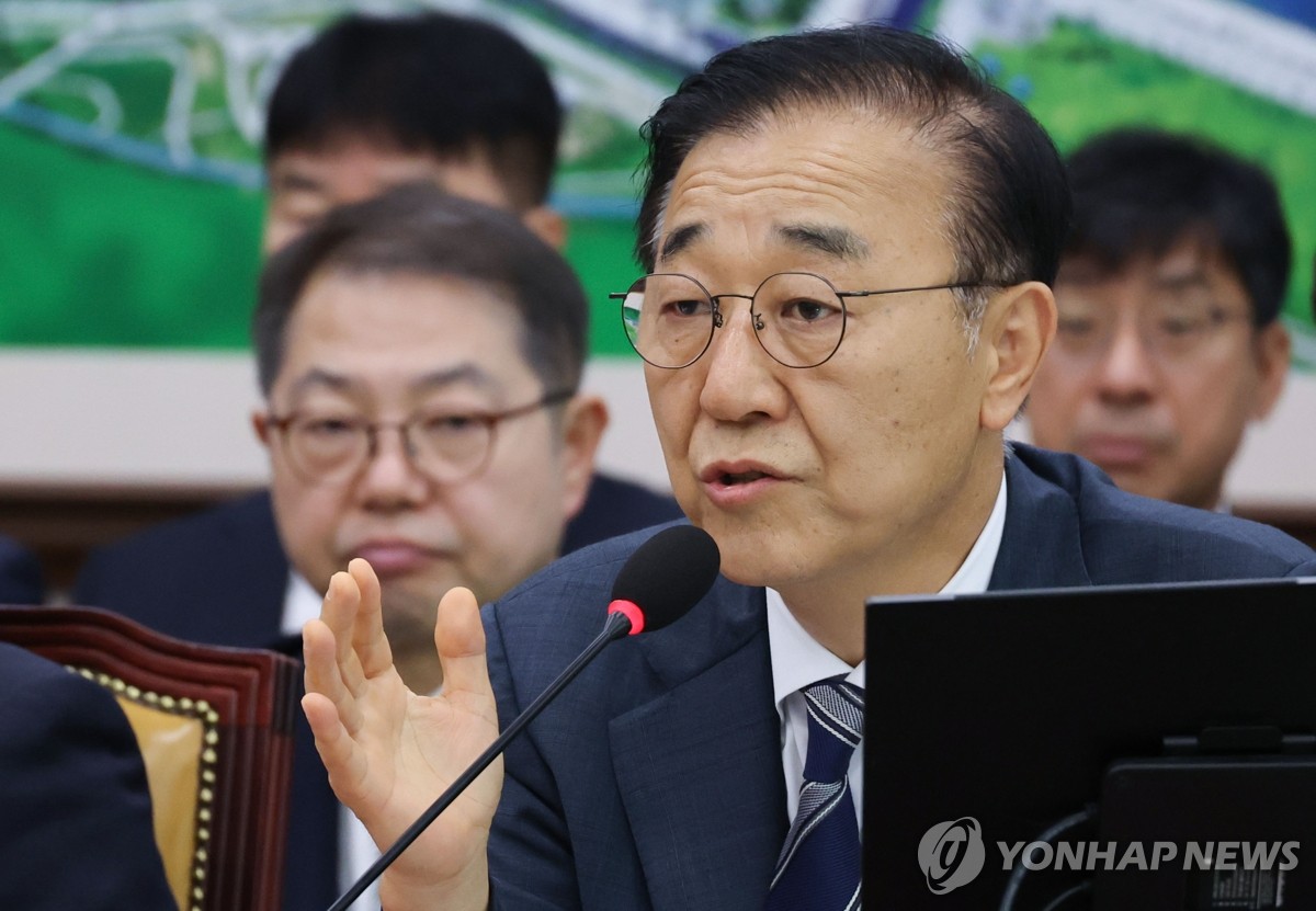 용산공원 주택 공급 질의에 답변하는 김윤덕 국토부 장관