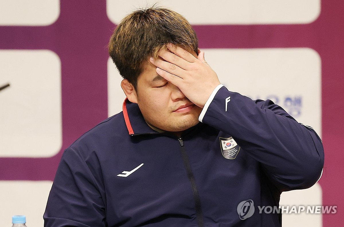눈물 닦는 김민석