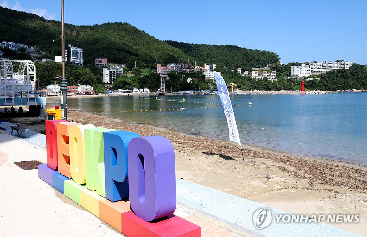 피서객 없이 텅 빈 거제 덕포해수욕장