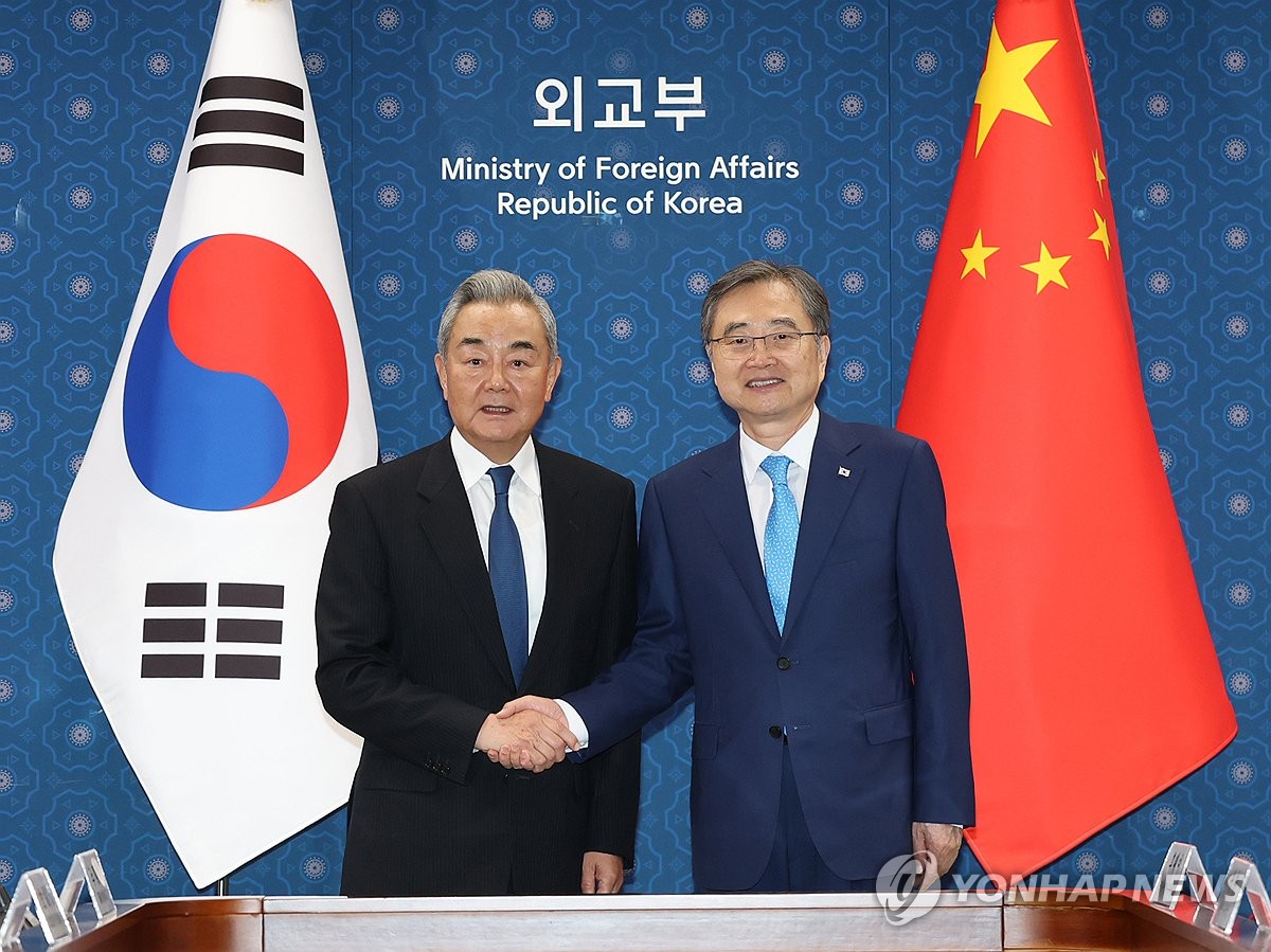기념 촬영하는 한중 외교장관