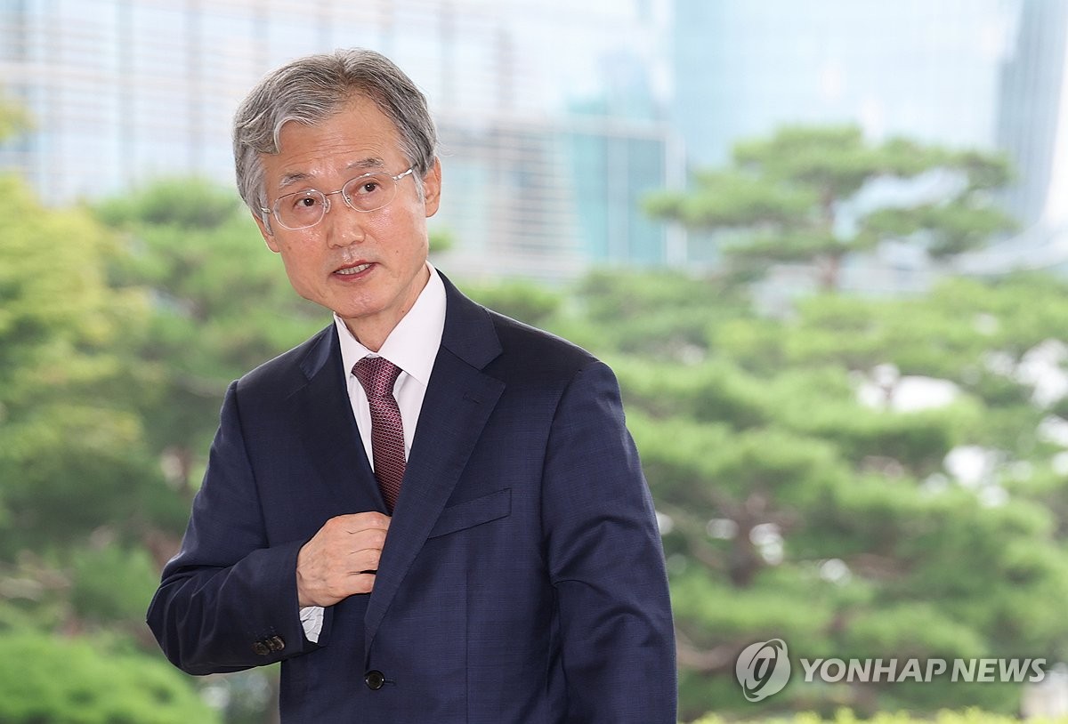 취재진 바라보는 조희대 대법원장