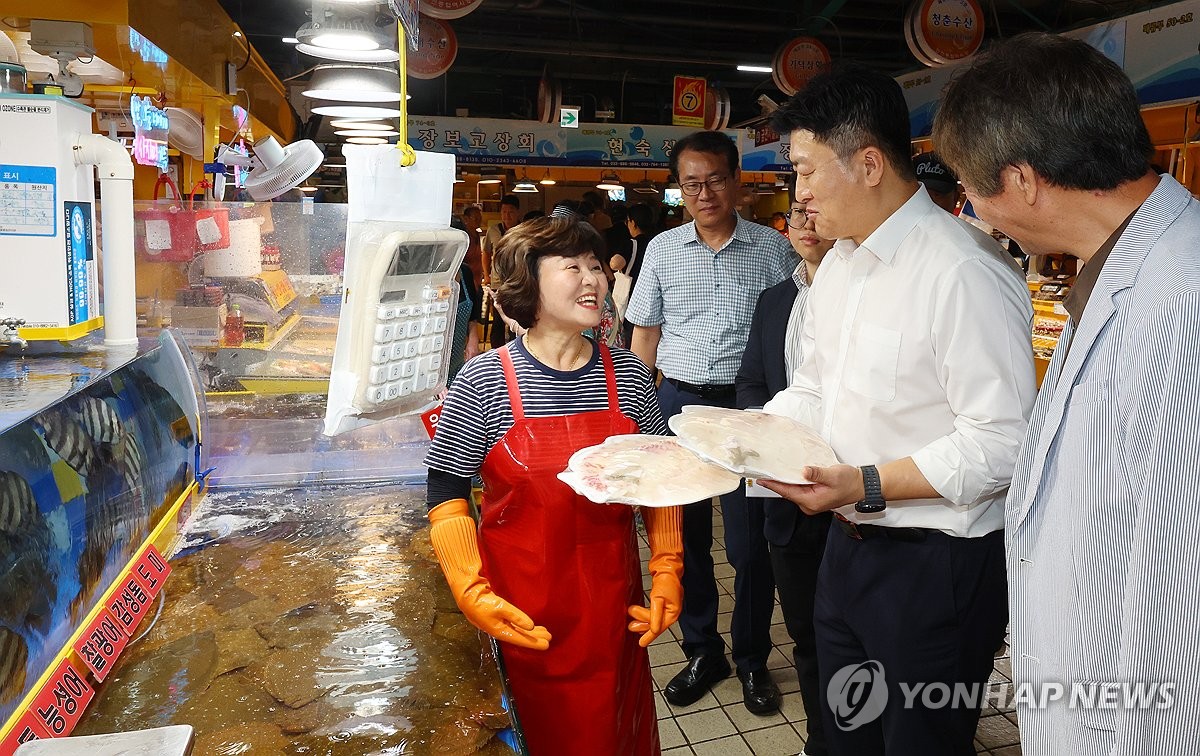 고수온 관련 민생물가 현장점검 점검하는 남재헌 해수부 차관