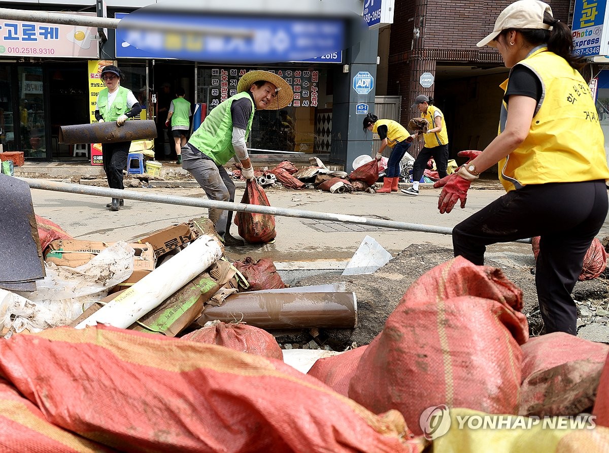 수해 복구 힘 보태는 자원봉사자들