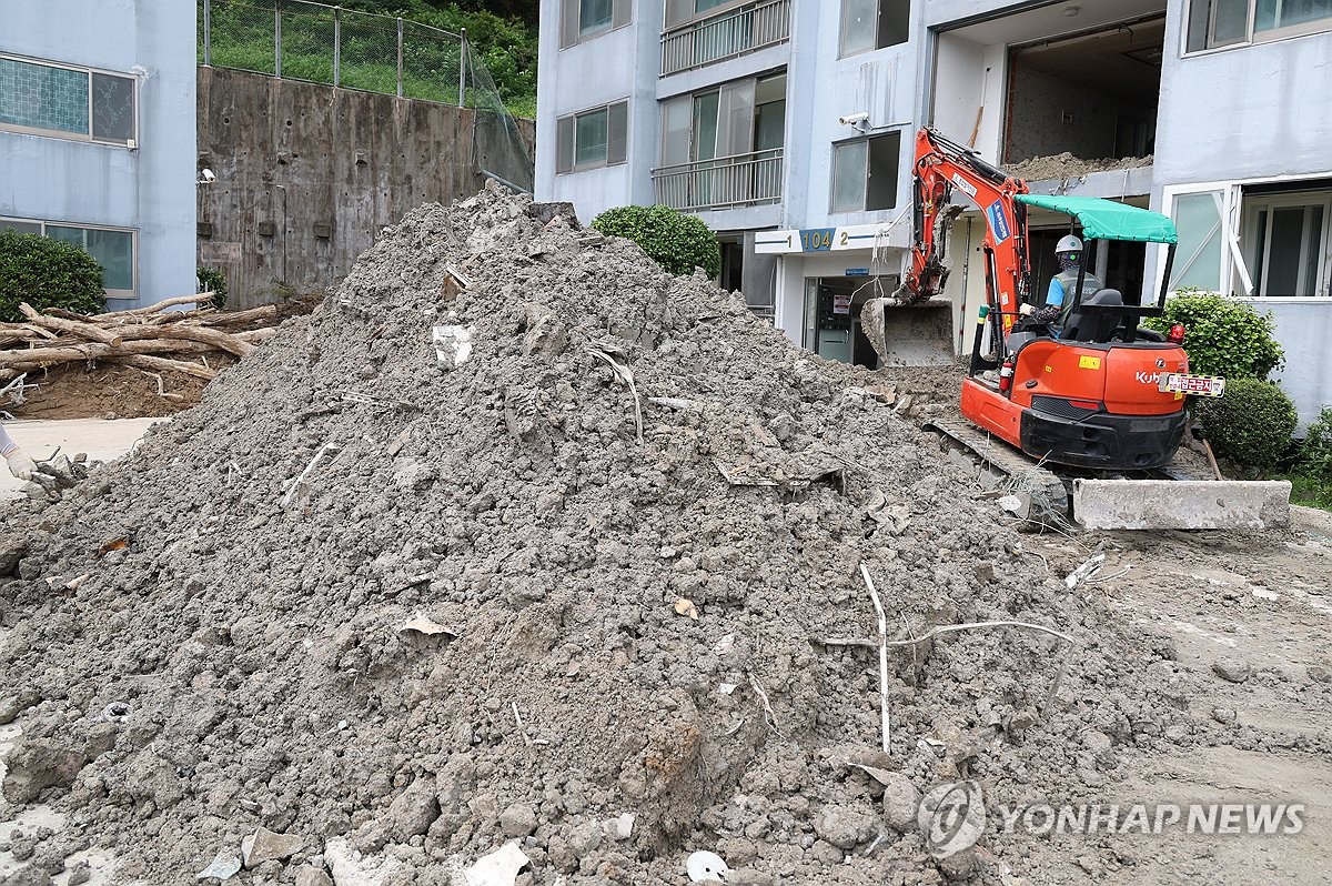 산더미처럼 쌓인 토사…복구 한창