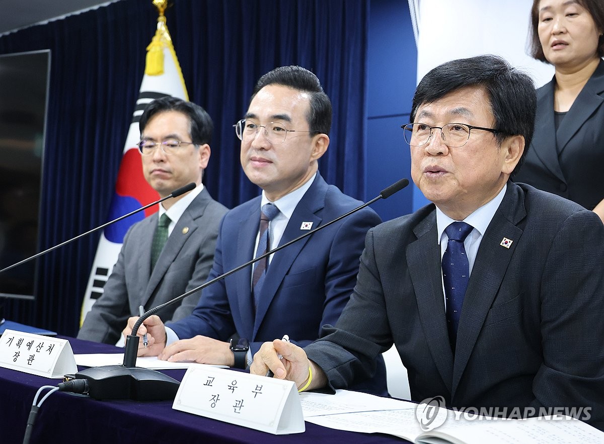 답변하는 최교진 교육부 장관