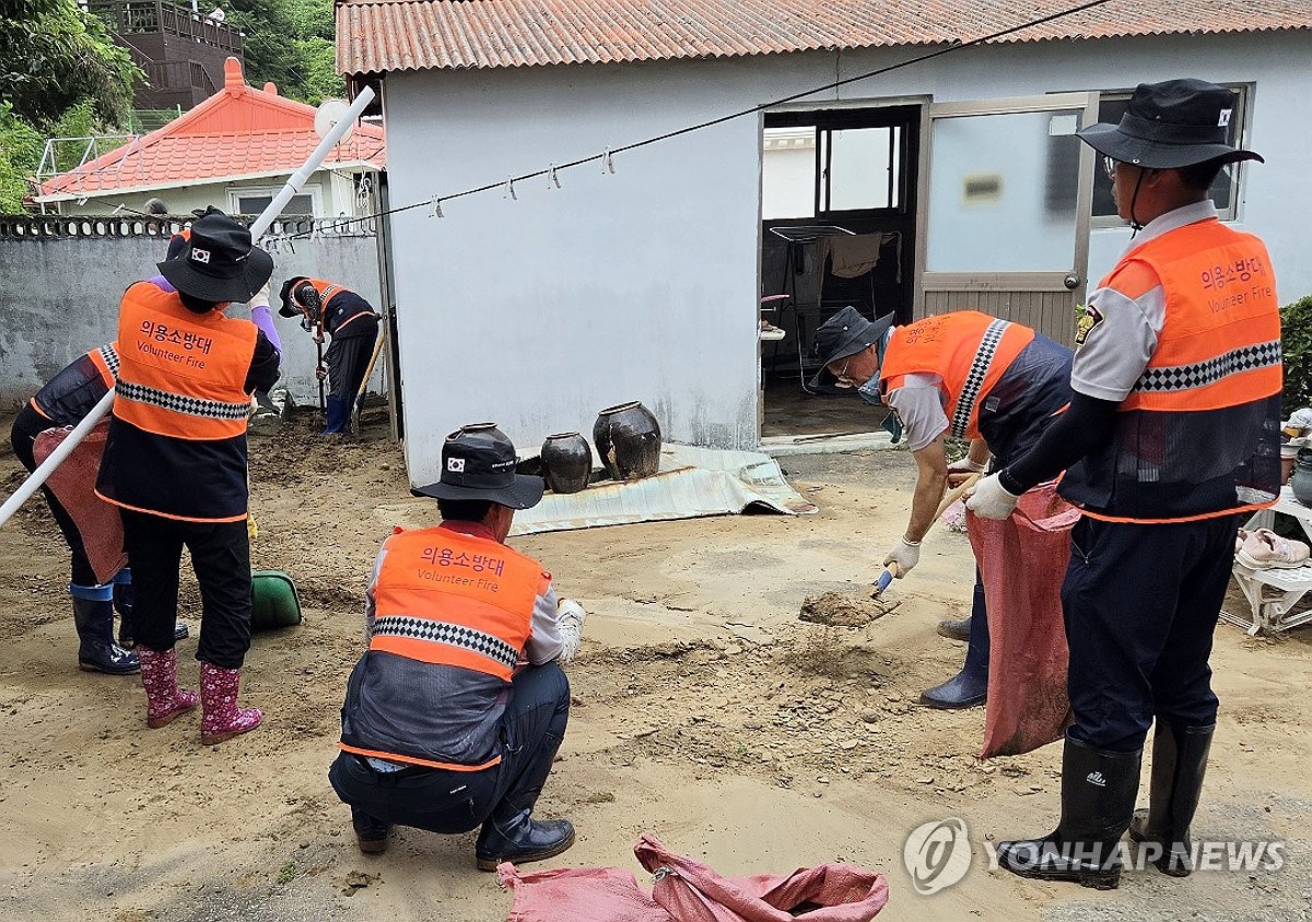전남권역 의용소방대, 경남 거제 찾아 수해 복구
