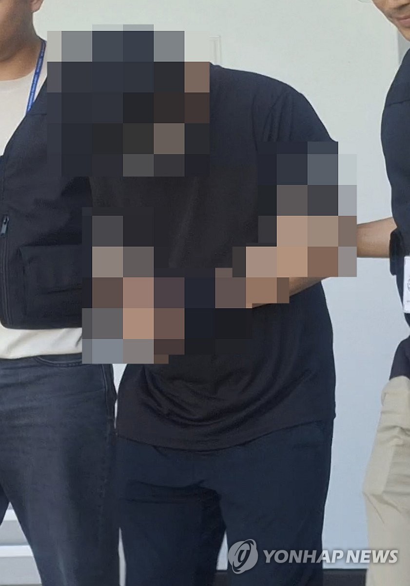 호송차로 이동하는 실종 허위종결 경찰