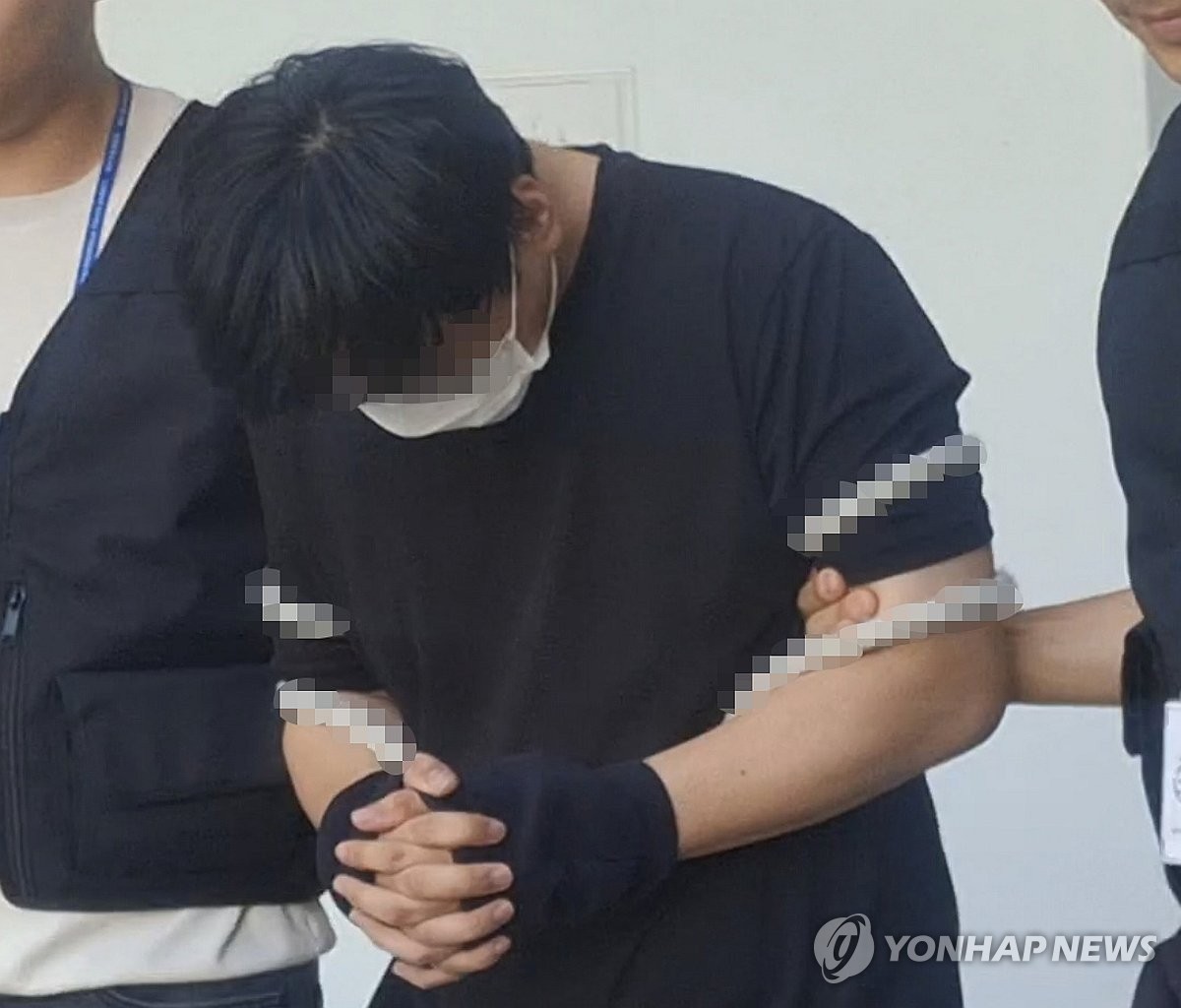 호송차로 이동하는 실종 허위종결 경찰