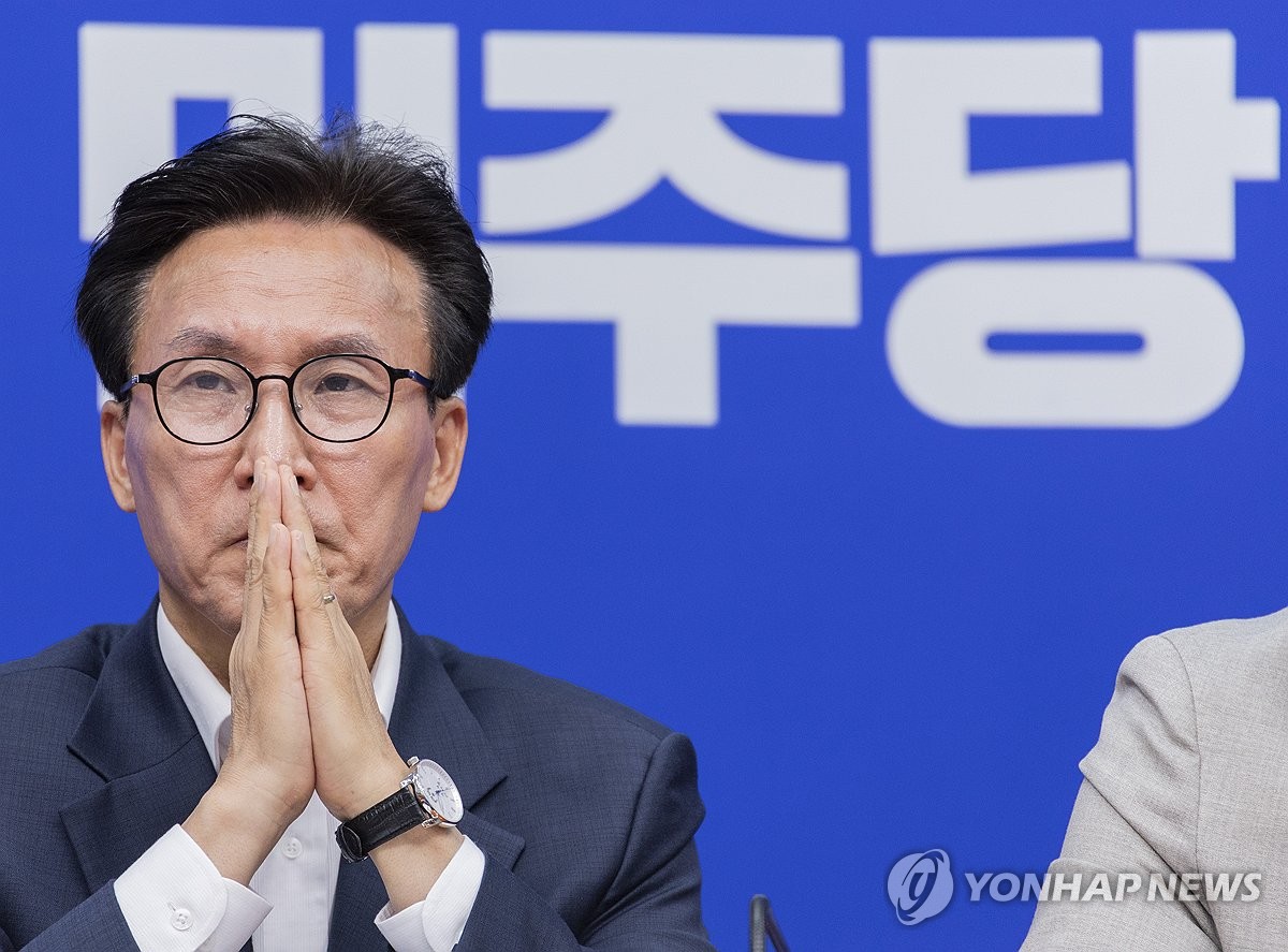 발언 들으며 생각에 잠긴 김민석 대표