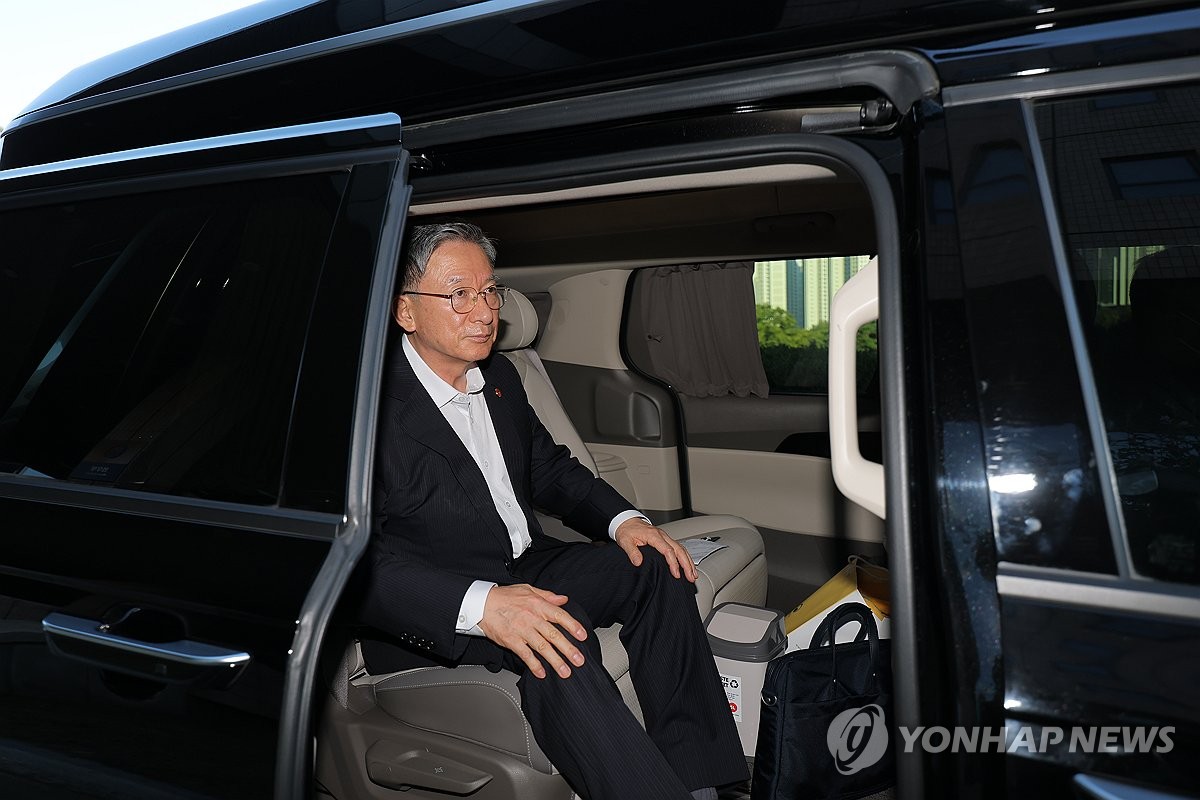 퇴근하는 정성호 법무부 장관
