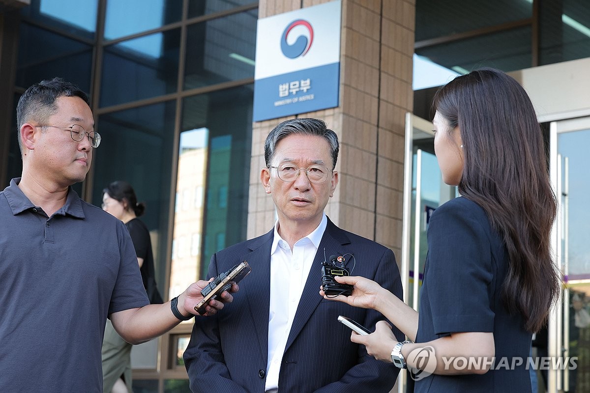 법무부 청사 나서는 정성호 장관