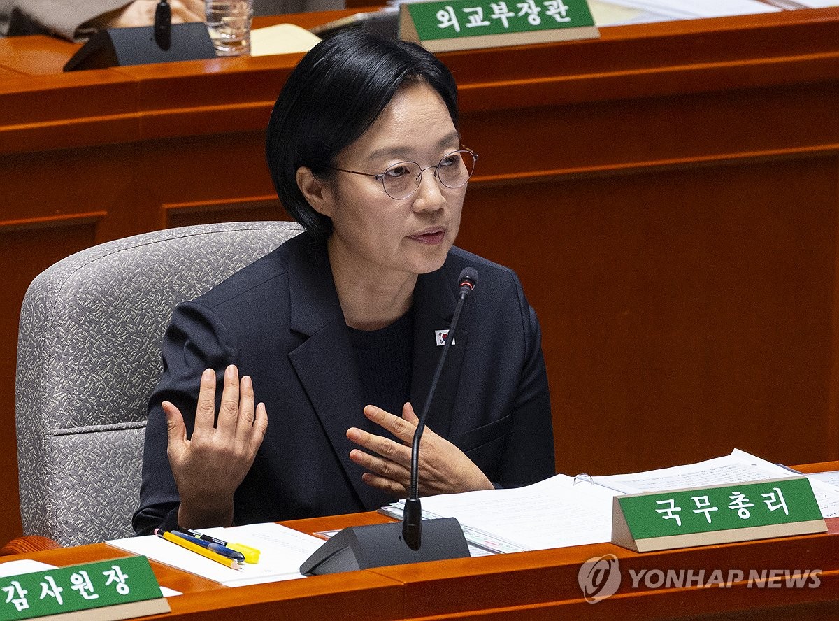 의원 질의에 답하는 한성숙 국무총리