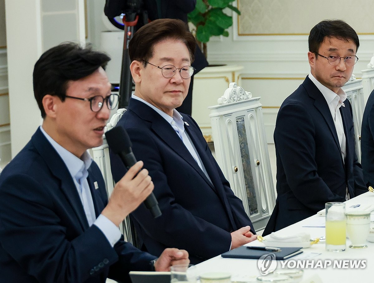 당지도부 발언 듣는 이재명 대통령