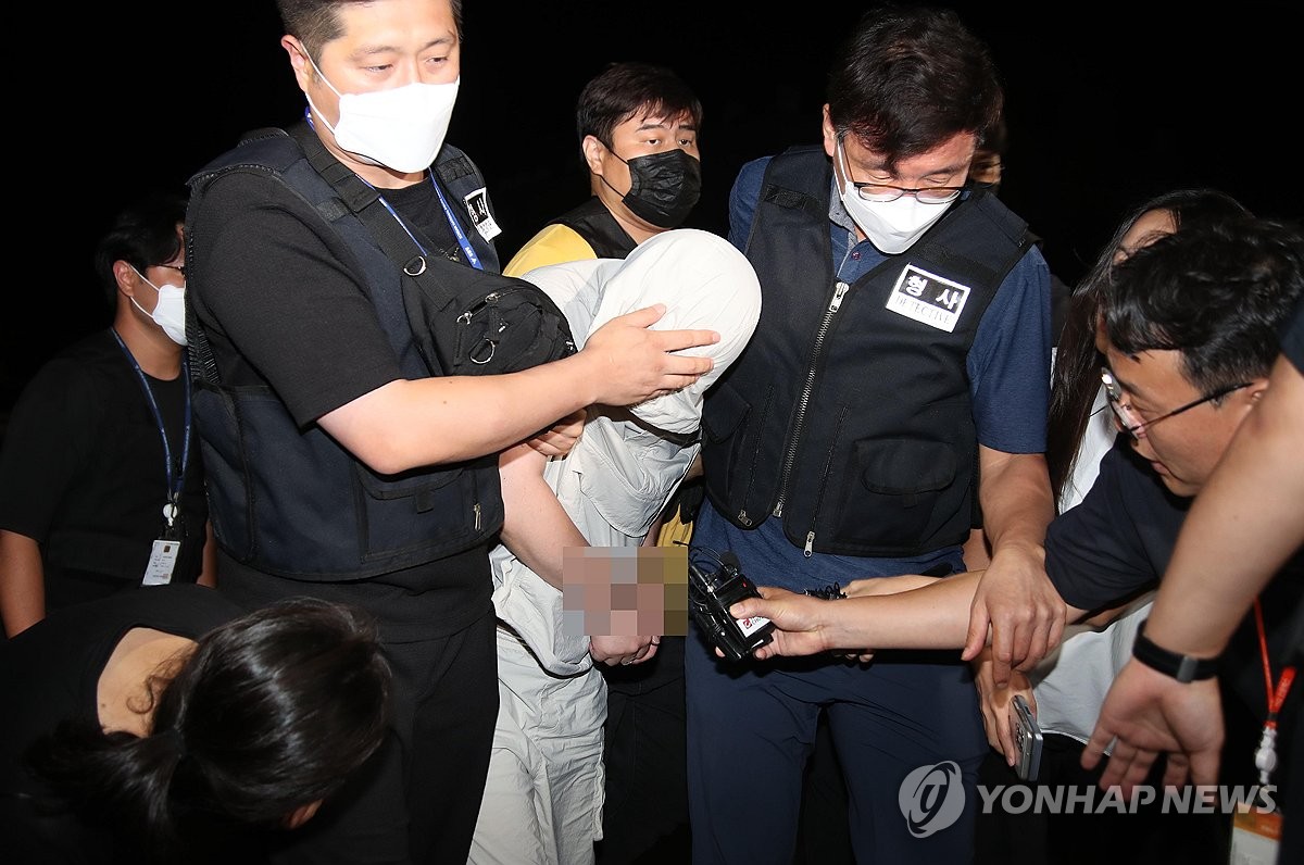 경산 경찰서로 호송되는 20대 유학생 살해 피의자