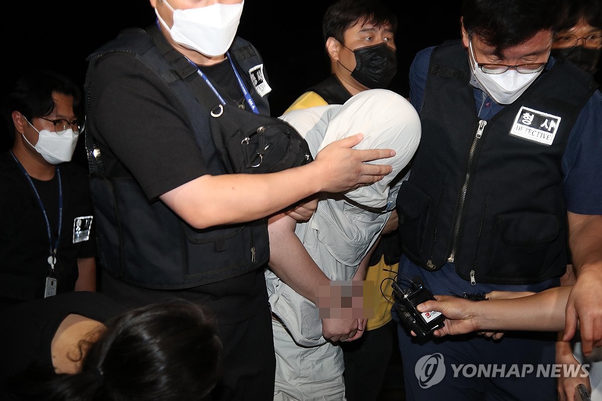 경산 경찰서로 호송되는 20대 유학생 살해 피의자