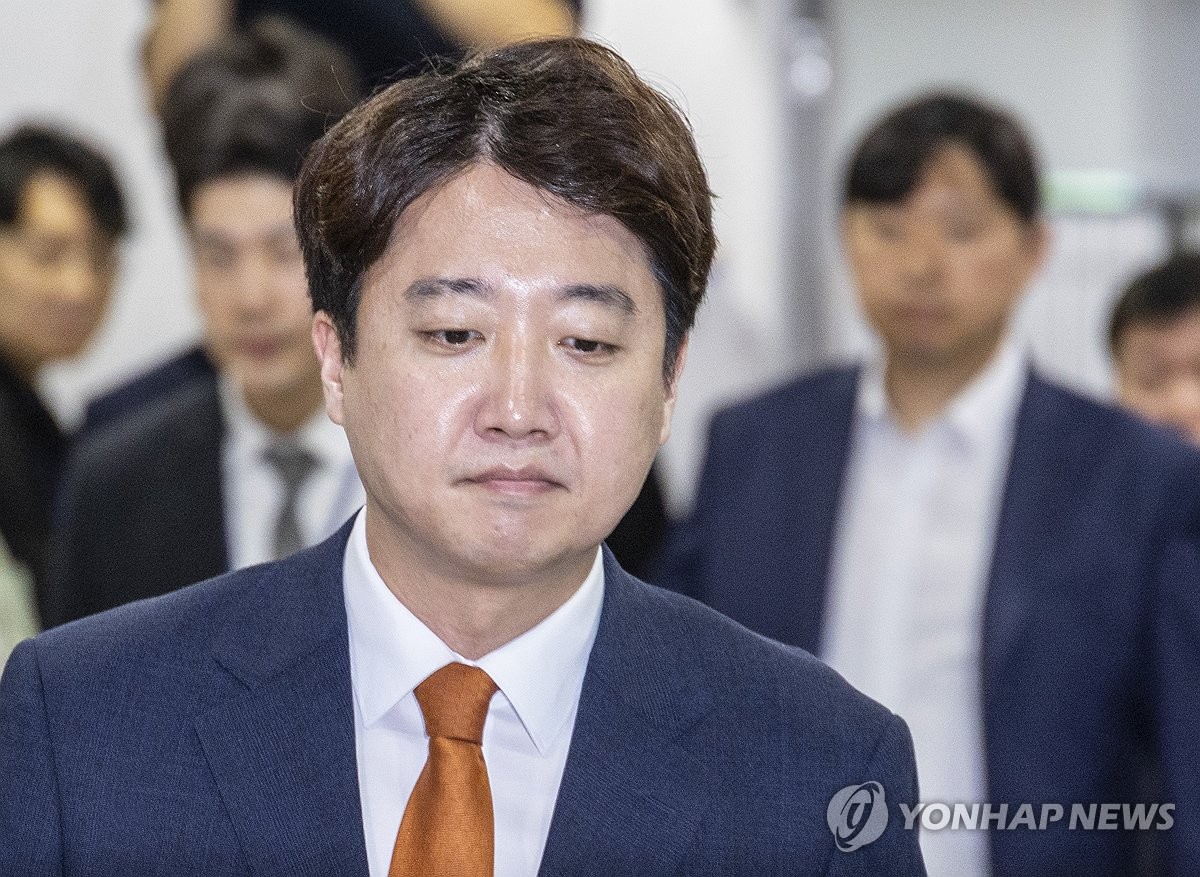 대표직 사퇴 기자회견 들어서는 개혁신당 이준석 의원
