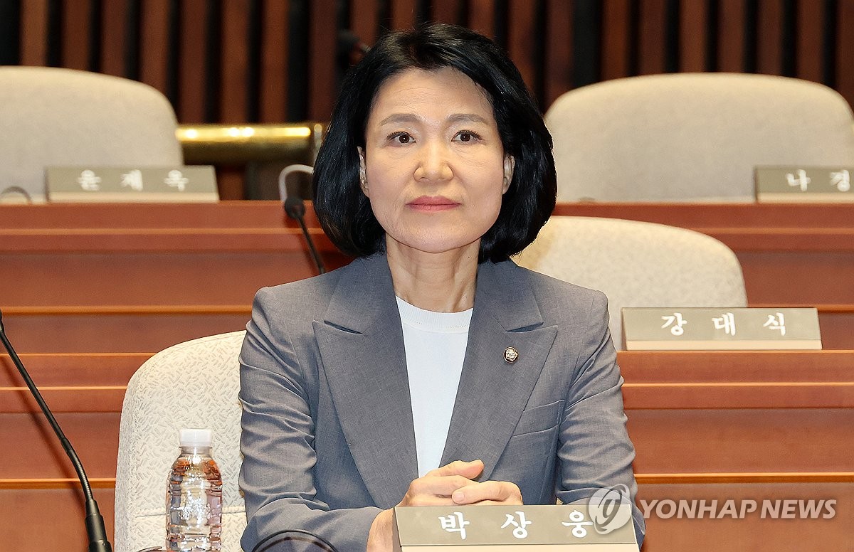 의원총회 자리한 이진숙 의원