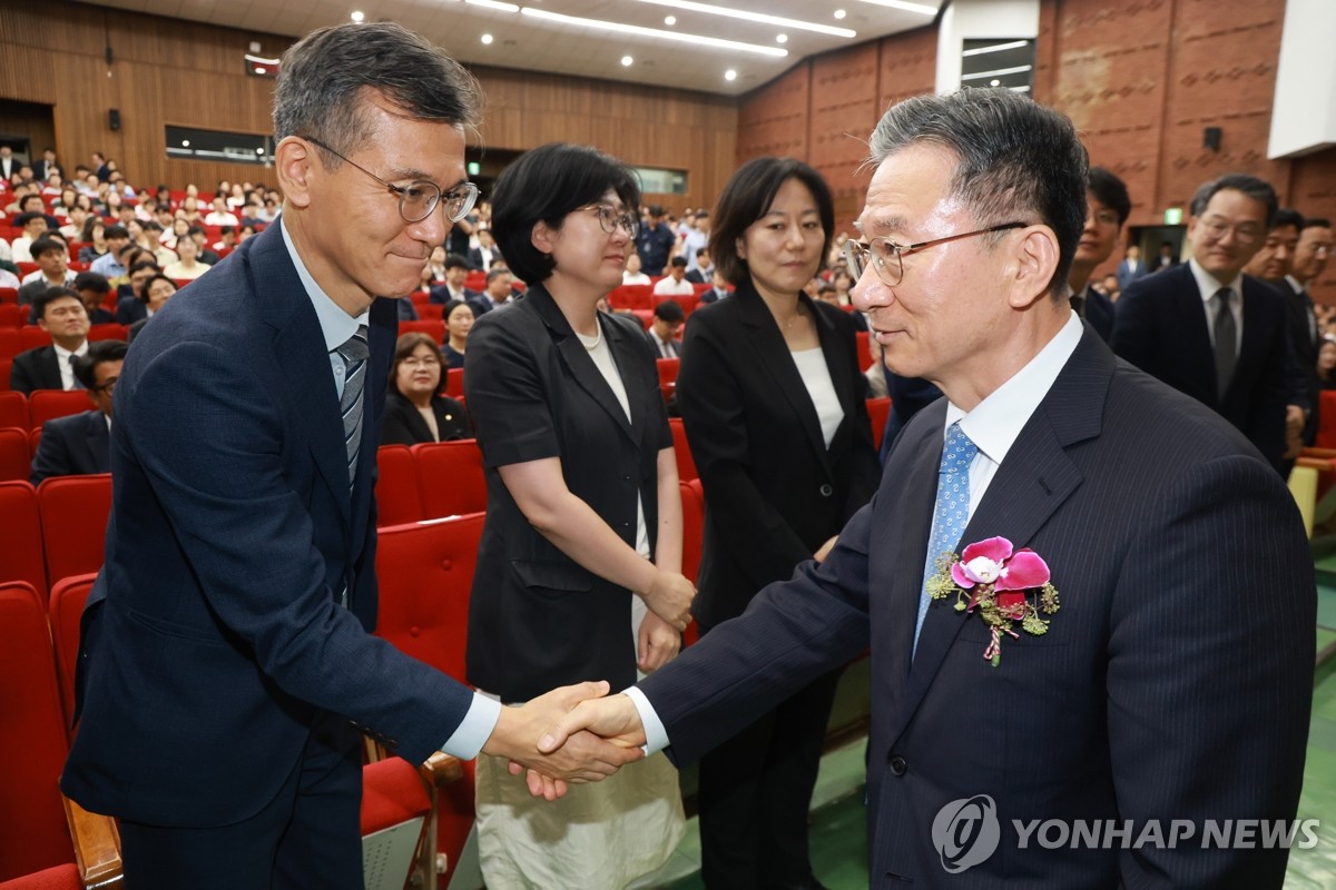 이임식 참석하는 정성호 장관
