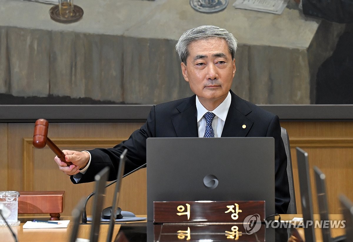 금통위, 의사봉 두드리는 신현송 한국은행 총재