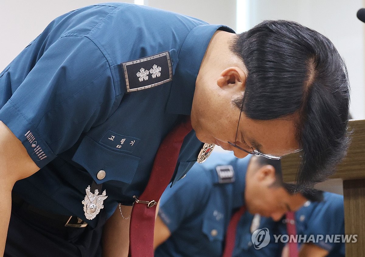 고개 숙인 제주경찰청장