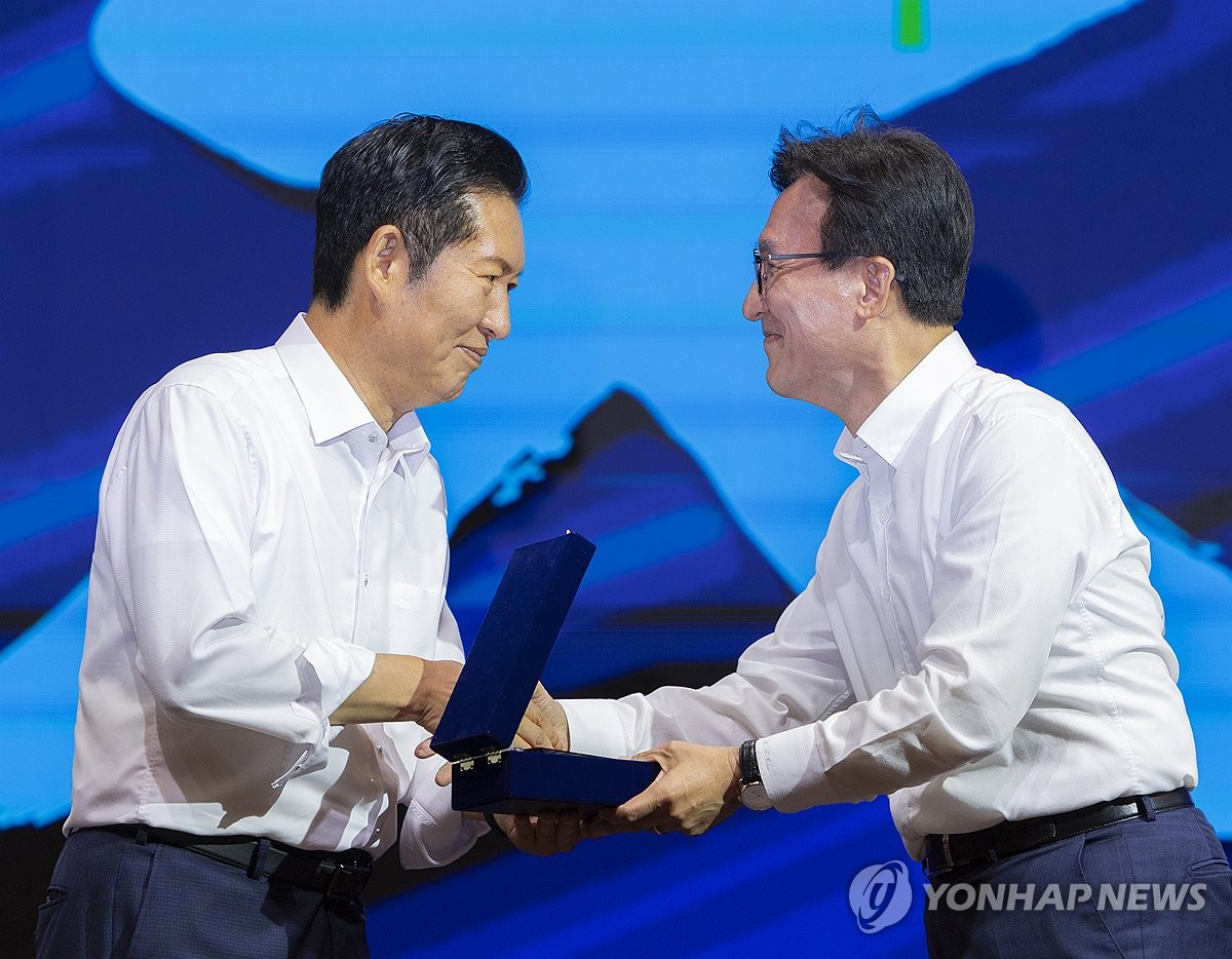 정청래 전 대표에게 감사패 전달하는 김민석 대표