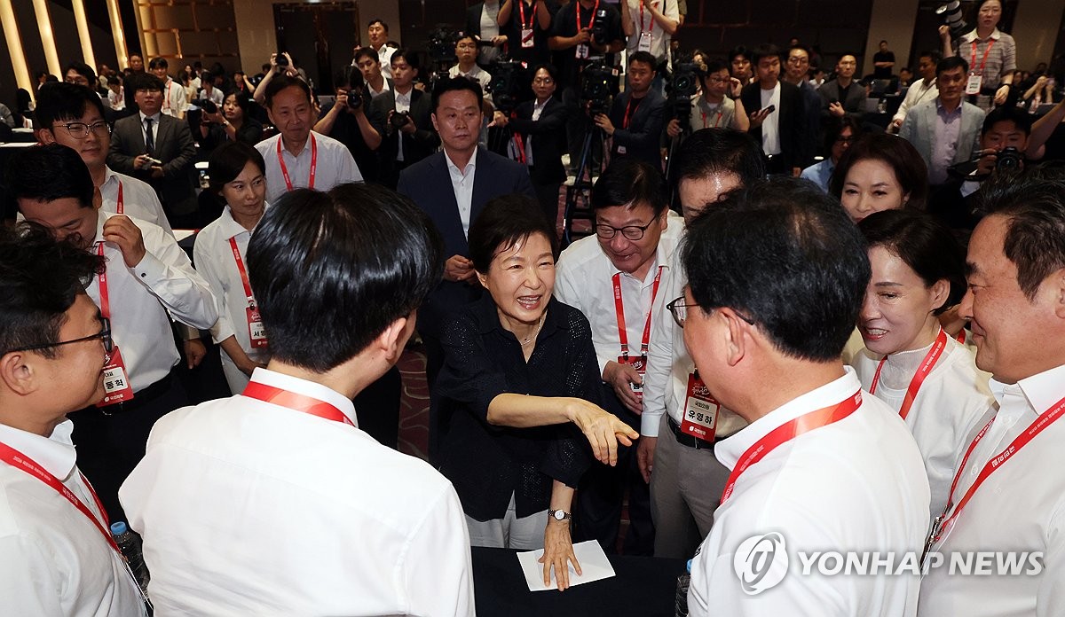 의원들과 인사 나누는 박근혜 전 대통령