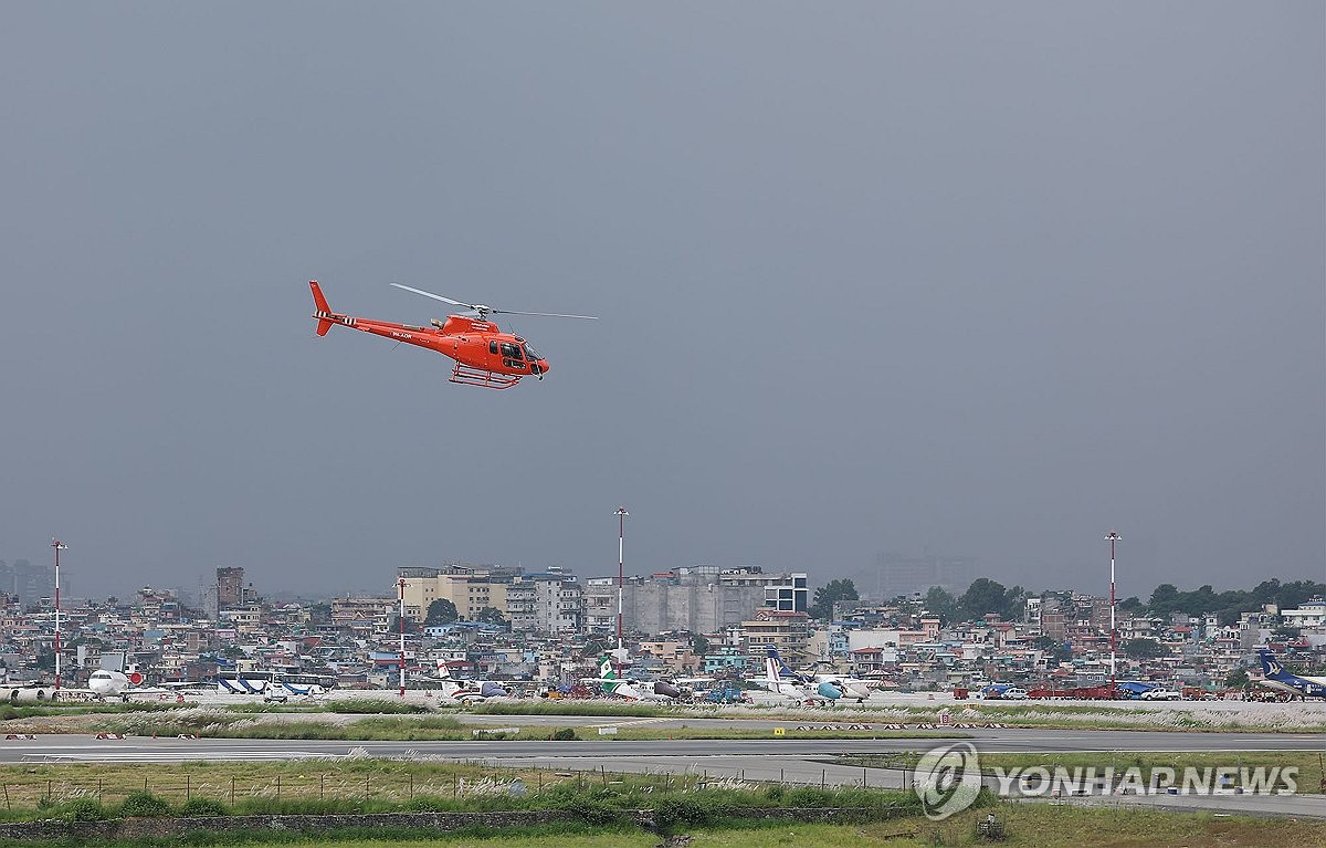 먹구름 깔린 카트만두 공항