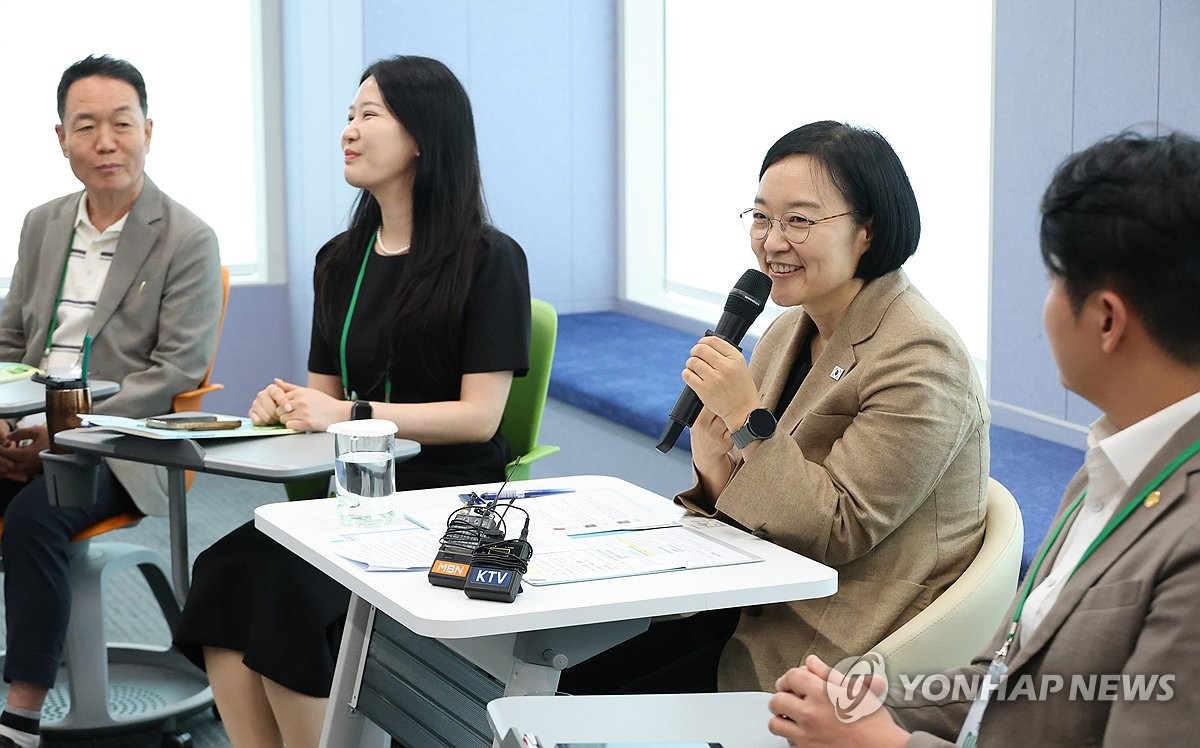 기후시민회의 토론회에서 발언하는 한성숙 국무총리