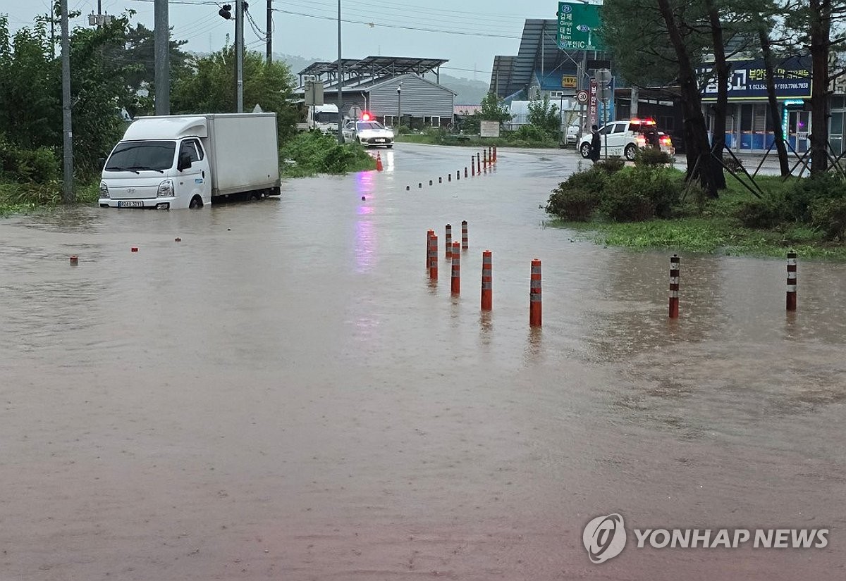 전북 호우 특보…물에 잠긴 도로