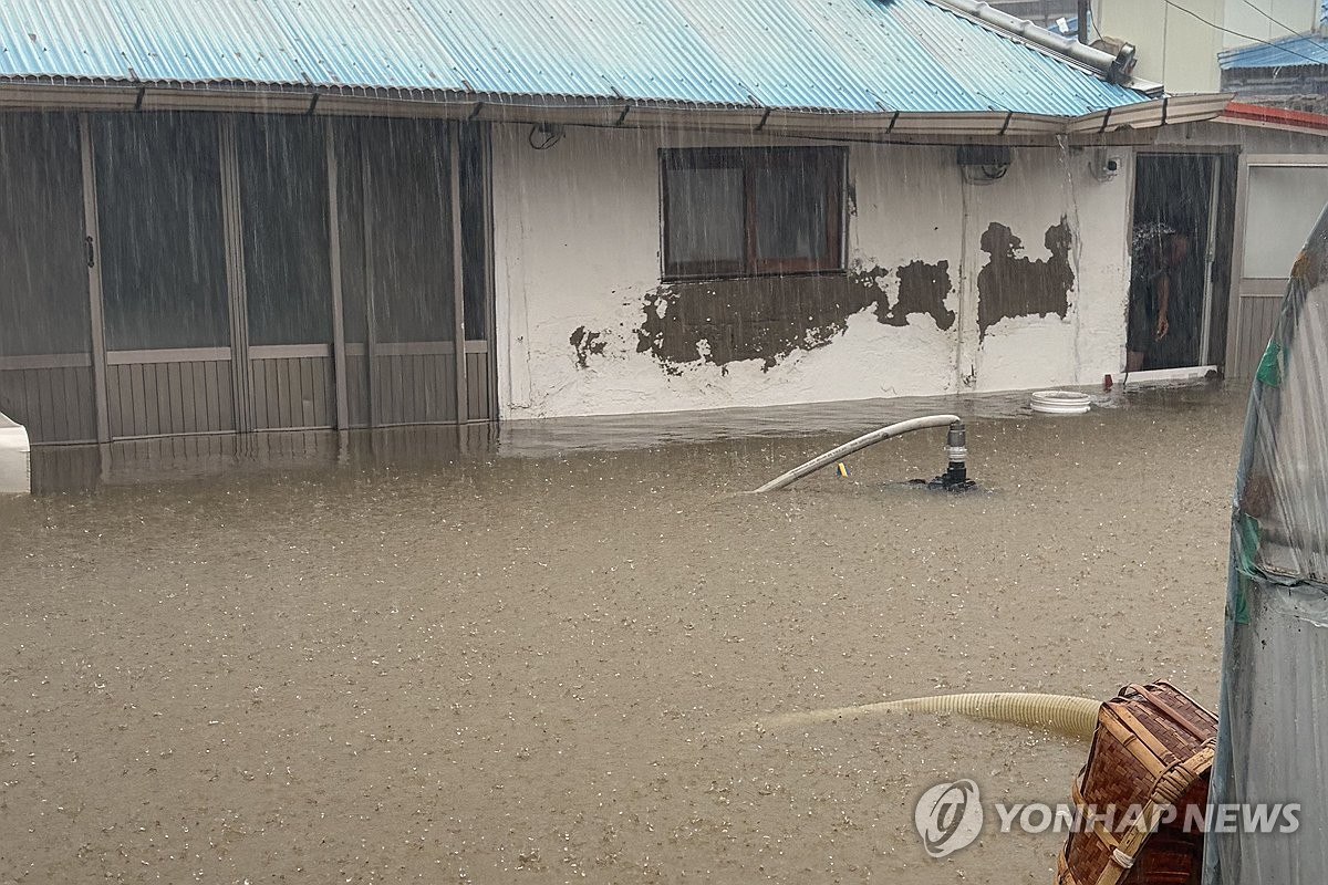 물에 잠긴 주택 마당