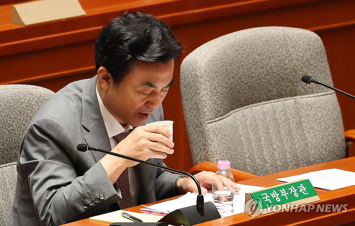 목 축이는 안규백 장관