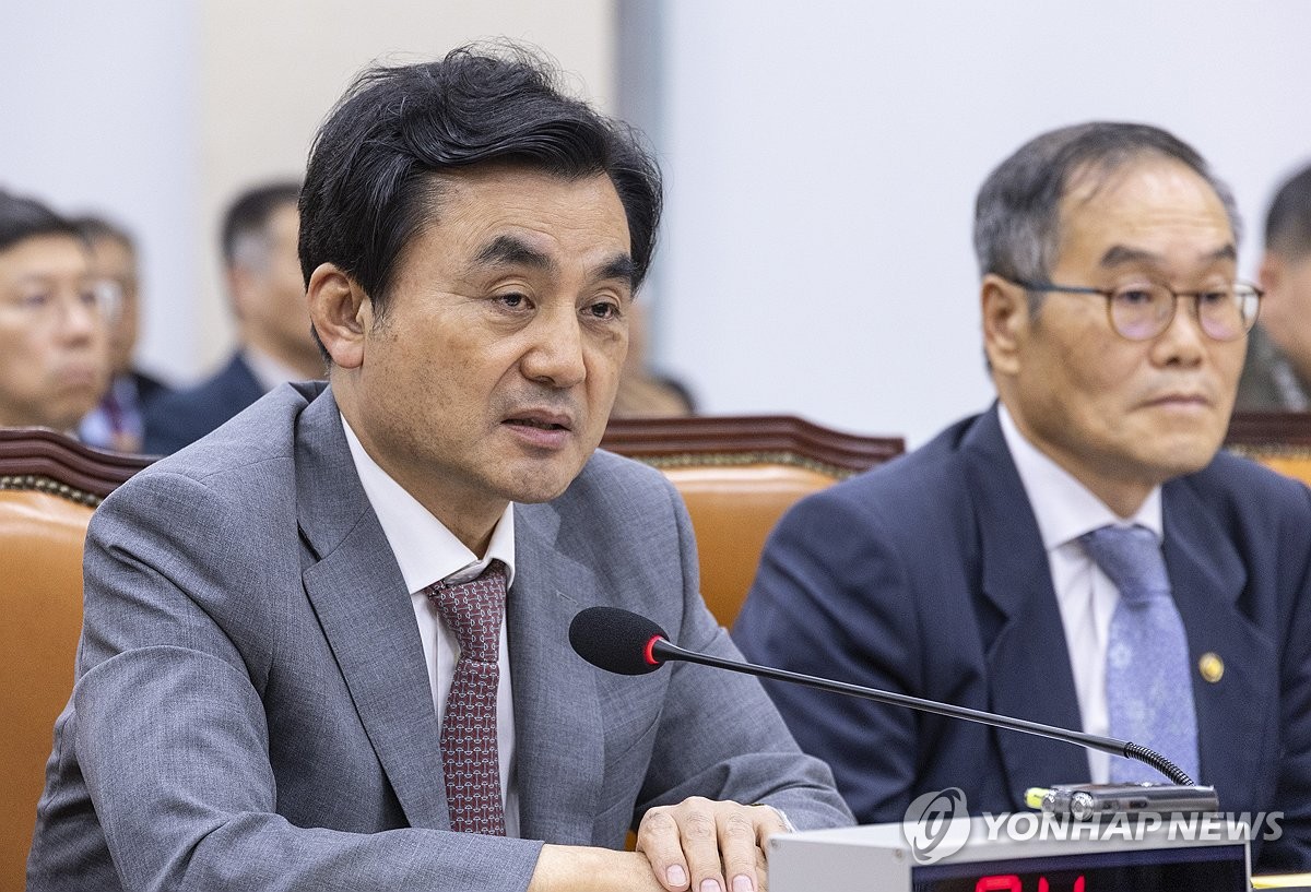 현안 관련 질의에 답하는 안규백 국방부 장관
