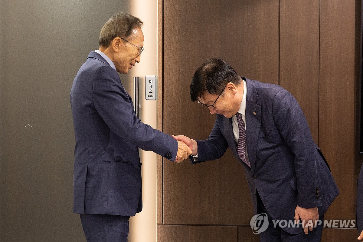 이명박 전 대통령과 악수하는 정점식 원내대표