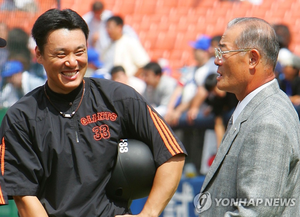2006년 9월 16일 일본 가나가와현 요코하마 스타디움에서 故 장훈 해설위원에게 조언을 듣는 이승엽