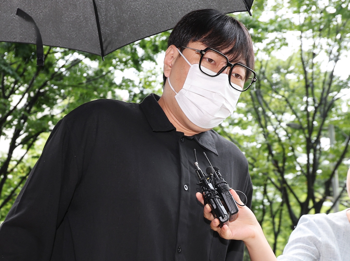 법정에 들어서는 개그맨 이진호 