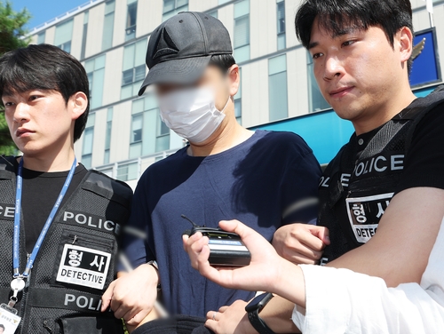 영장실질심사 출석하는 A씨