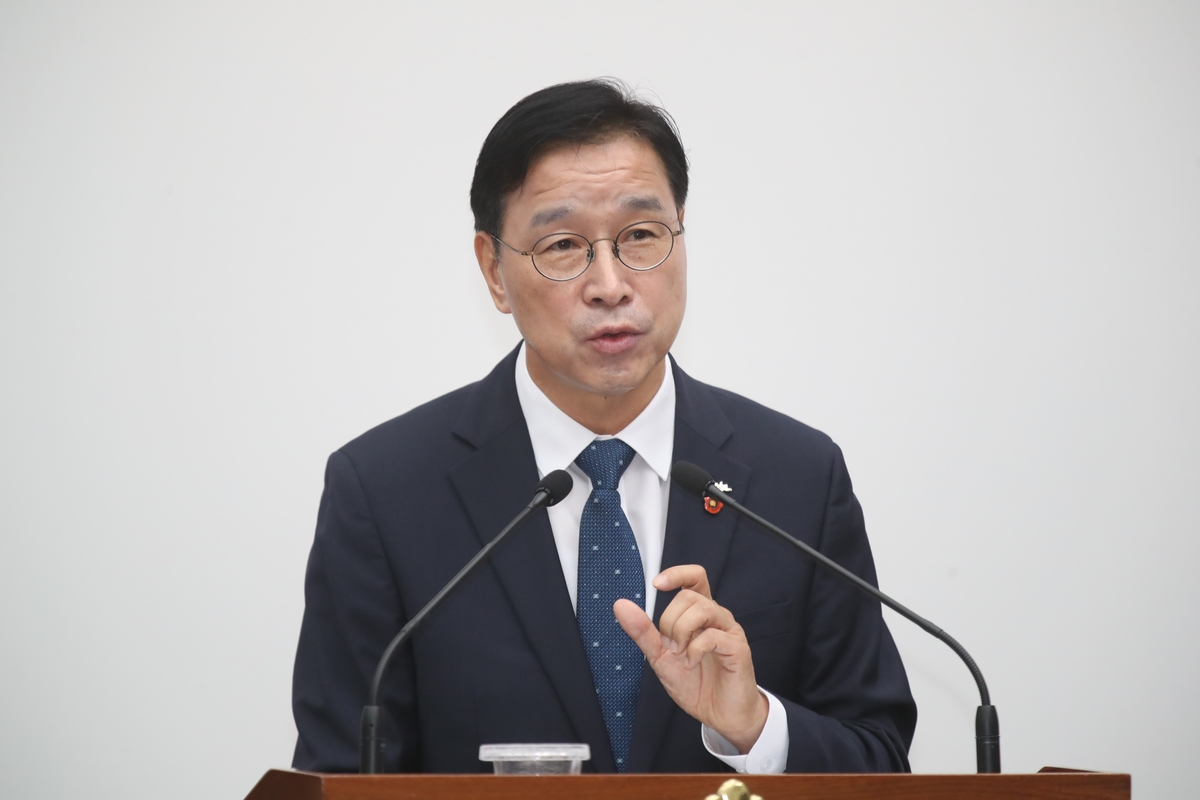 도정질문 답변하는 위성곤 제주지사
