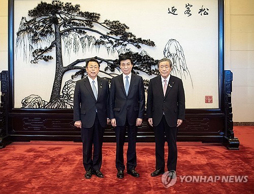 작년 왕후닝(가운데) 중국정협주석과 만난 모리야마 일중우호의원연맹 회장(오른쪽)