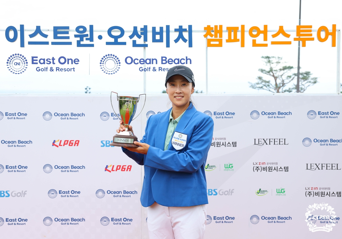 우승 트로피를 든 김보경