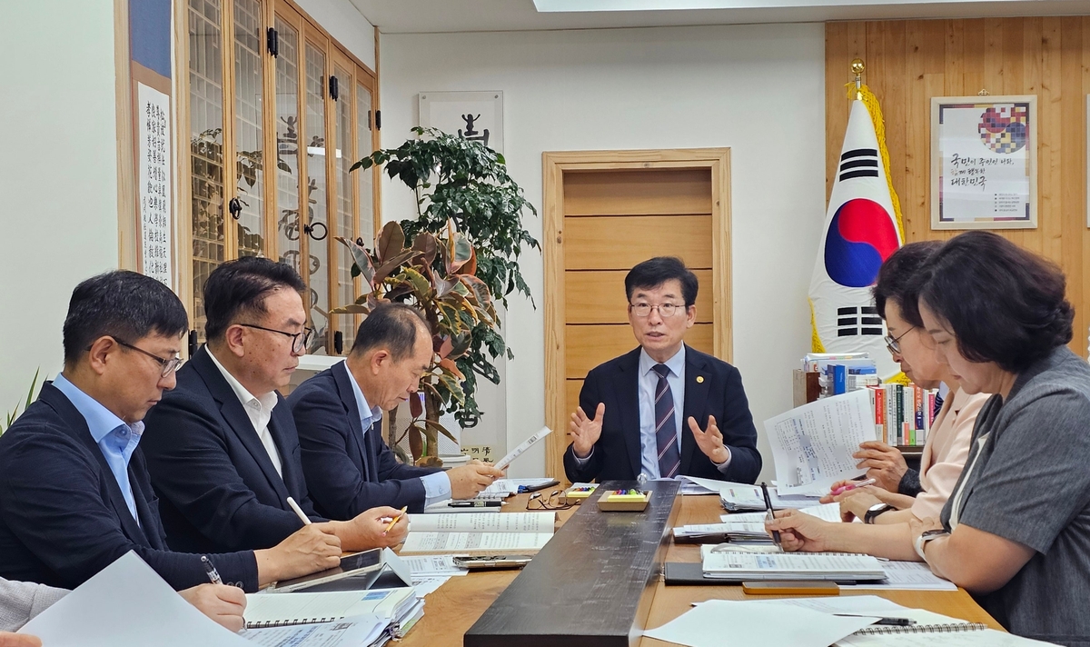 기획 회의 주재하는 윤건영 충북교육감