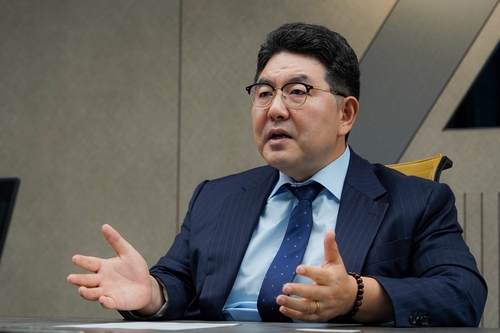 인터뷰하는 강경훈 대표