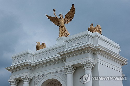 도널드 트럼프 미국 대통령이 제안한 개선문 모형. 