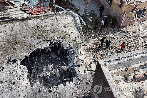 결혼식이 열리던 이란 남부 주택이 공습을 받아 무너진 모습 
